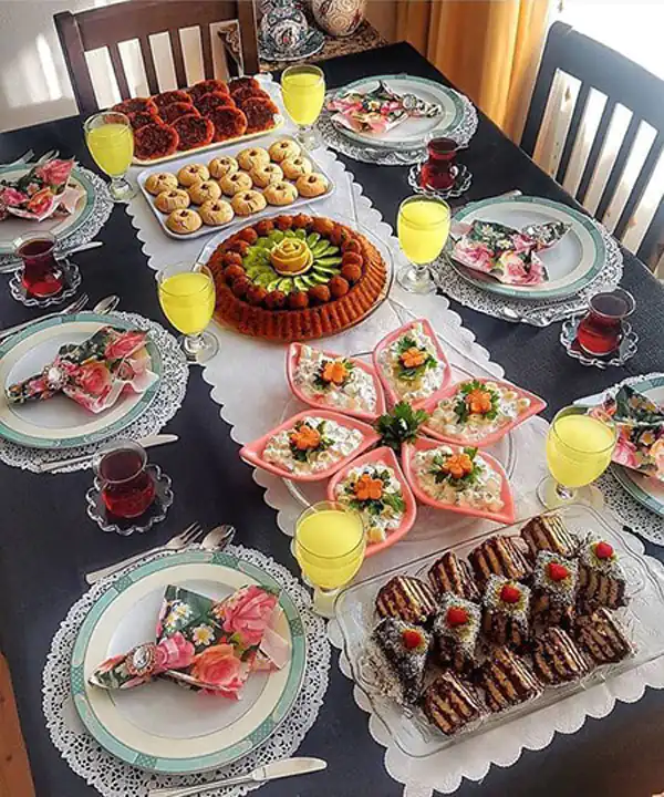 چیدمان میز عصرانه دوستانه