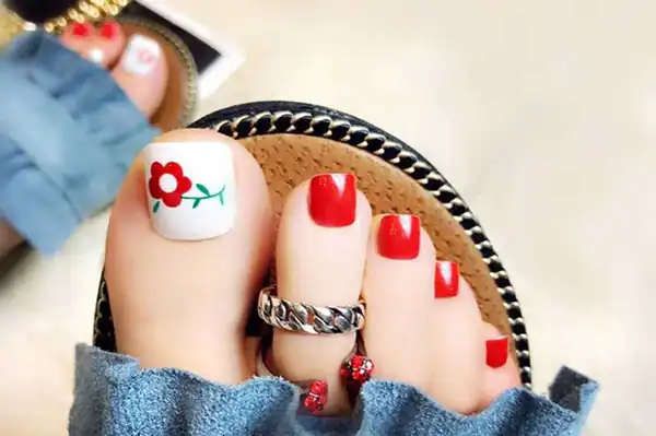 طراحی ناخن پا با لاک قرمز