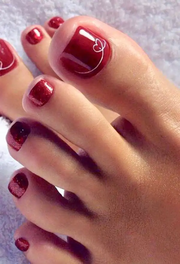 طراحی ناخن پا با لاک قرمز