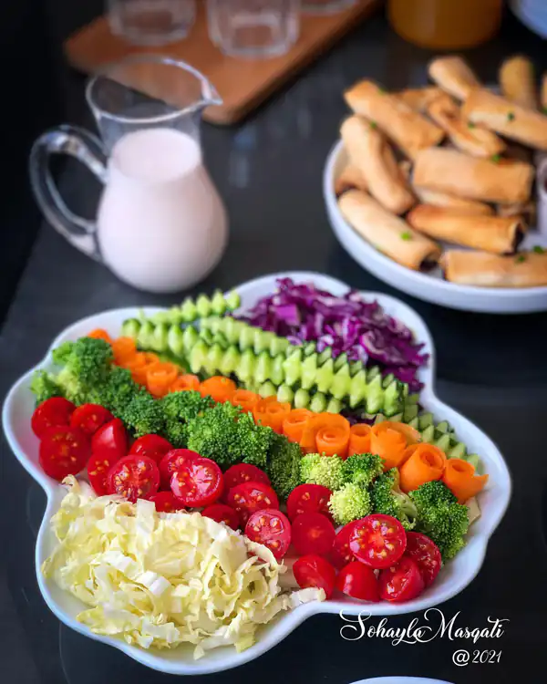تزیین سالاد کاهو با گوجه گیلاسی
