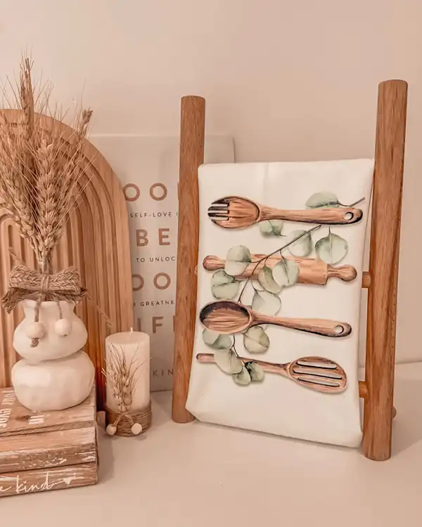 چیدمان روی کابینت با وسایل چوبی