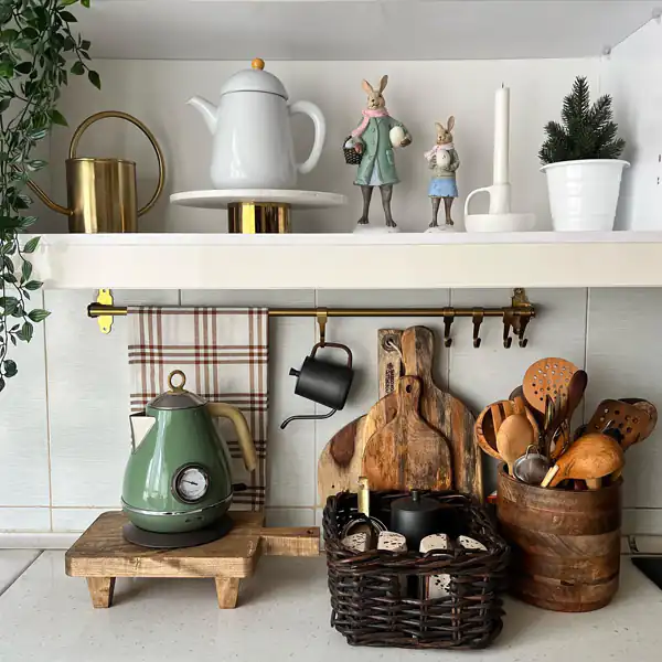 چیدمان روی کابینت با وسایل چوبی