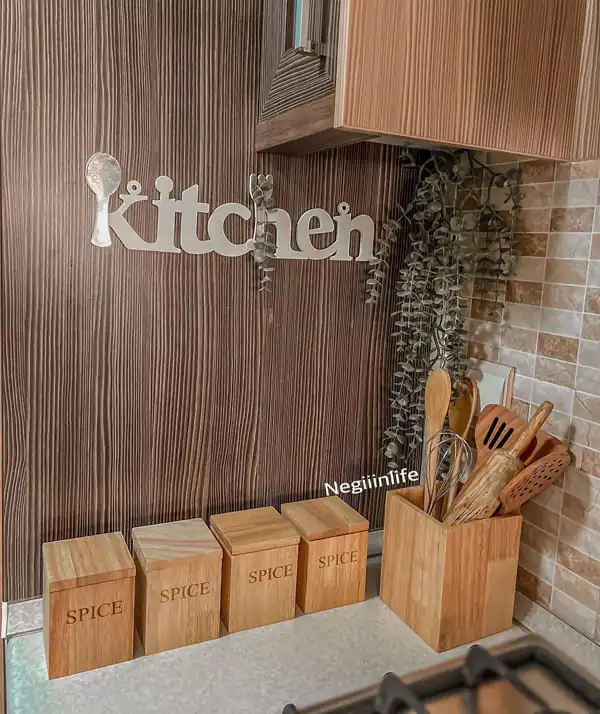 چیدمان روی کابینت با وسایل چوبی