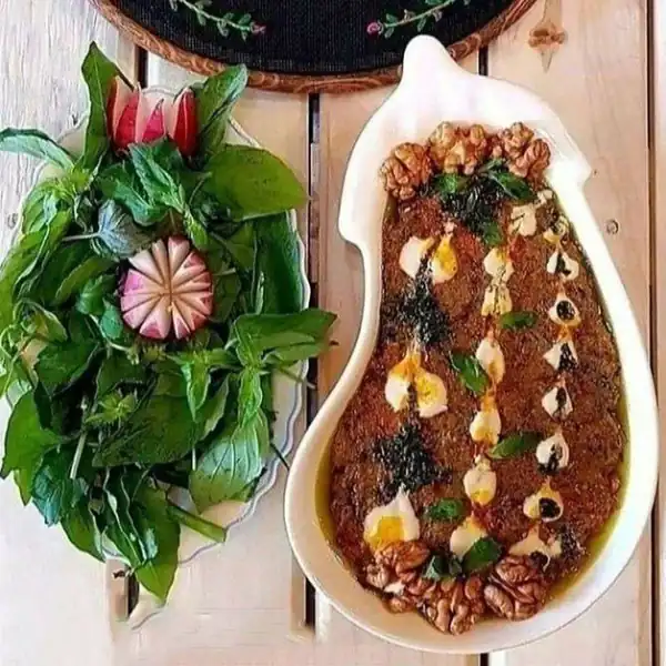 تزیین کشک بادمجان در ظرف شکل بادمجان