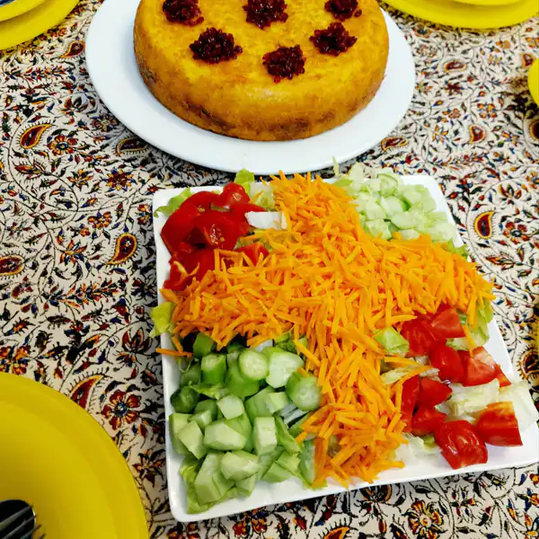 تزیین سالاد کاهو در ظرف مربع