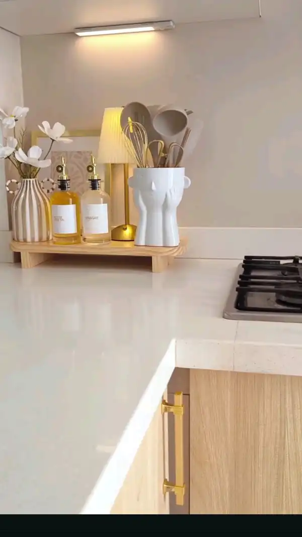 تزیین روی کابینت با وسایل چوبی
