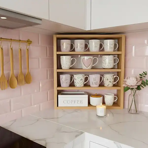 تزیین روی کابینت با وسایل چوبی