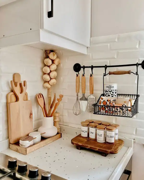 تزیین روی کابینت با وسایل چوبی