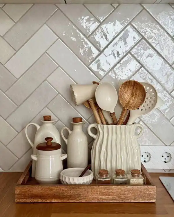 تزیین روی کابینت با وسایل چوبی