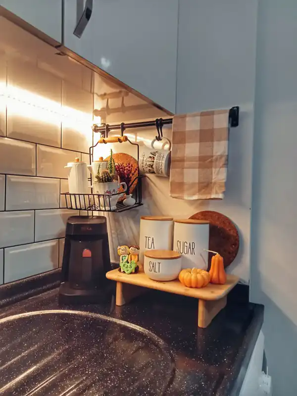تزیین روی کابینت با وسایل چوبی