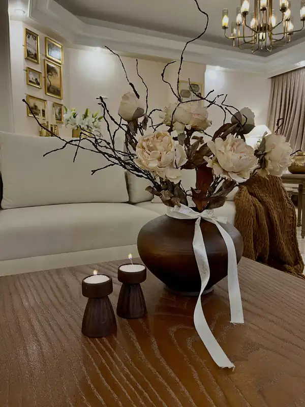چیدمان روی میز جلو مبلی