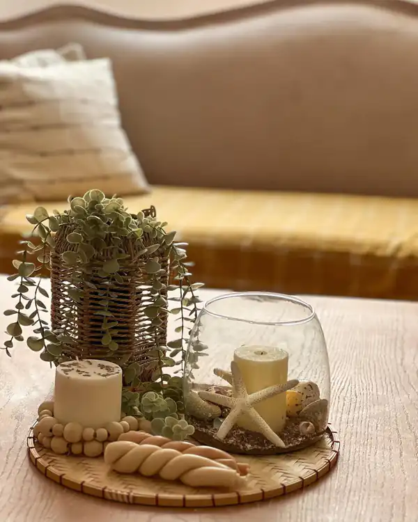 چیدمان روی میز جلو مبلی